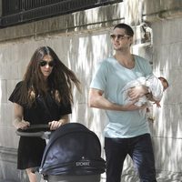 Olivia Molina y Sergio Mur con su hija en brazos paseando por Madrid