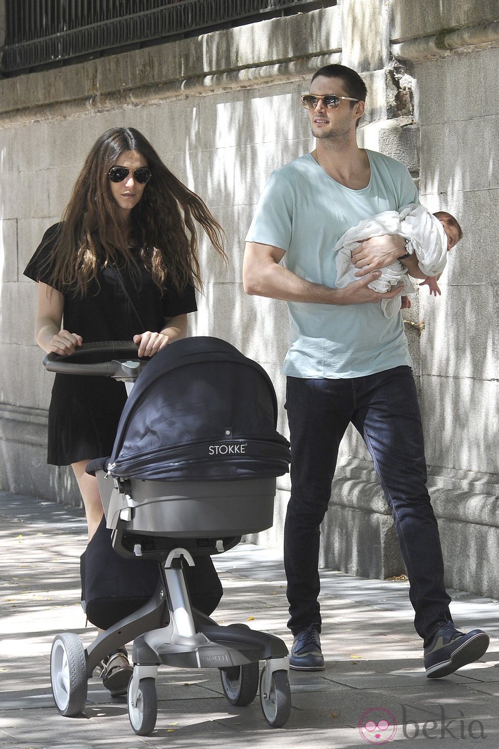 Olivia Molina y Sergio Mur con su hija en brazos paseando por Madrid