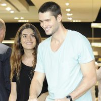 Olivia Molina y Sergio Mur muy sonrientes con su hija por Madrid