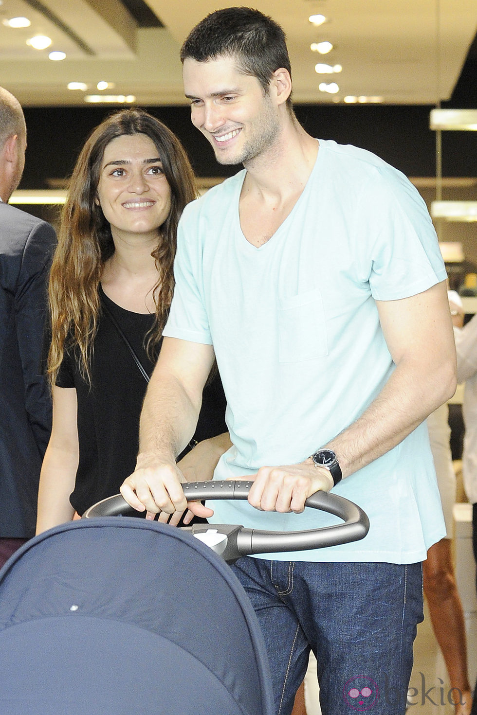 Olivia Molina y Sergio Mur muy sonrientes con su hija por Madrid