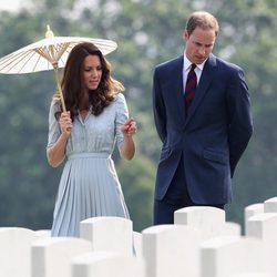 Los Duques de Cambridge visitan el Kranji War Cemetery de Singapur