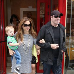 John Travolta y Kelly Preston con su hijo en París