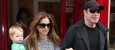 John Travolta y Kelly Preston con su hijo en París