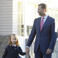 El Príncipe Felipe y su hija Leonor en el primer día de colegio de las Infantas Leonor y Sofía