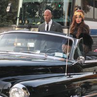 Lady Gaga llega a la presentación de su fragancia 'Fame' en un coche clásico