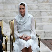Kate Middleton con velo y sin zapatos en Kuala Lumpur