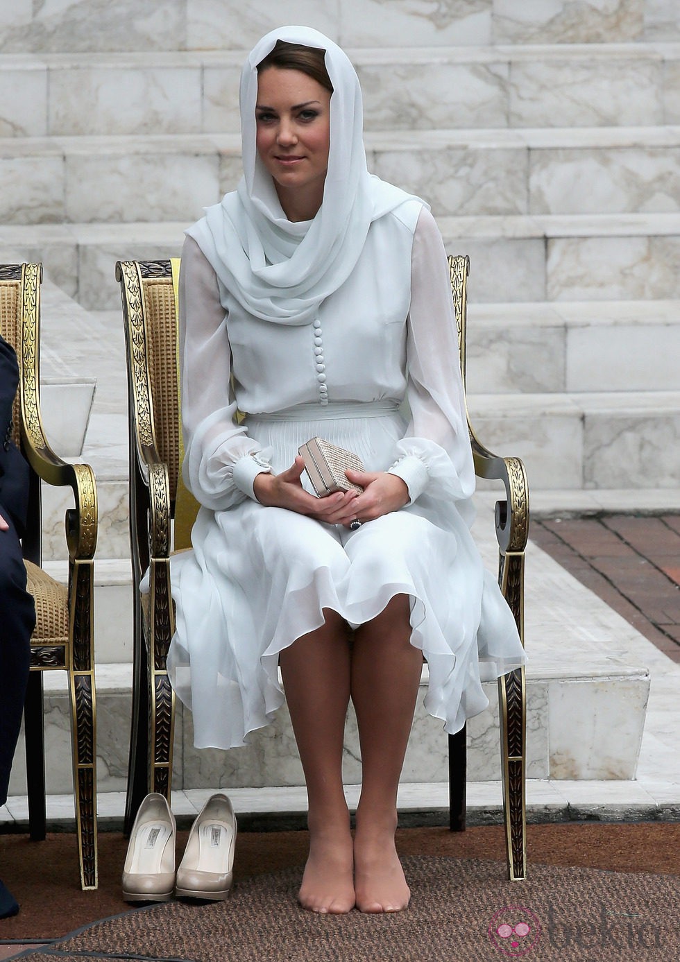 Kate Middleton con velo y sin zapatos en Kuala Lumpur