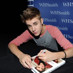 Justin Bieber en la firma de su libro 'Just Getting Started'