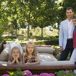Los Príncipes de Asturias posan con sus hijas en el jardín de casa