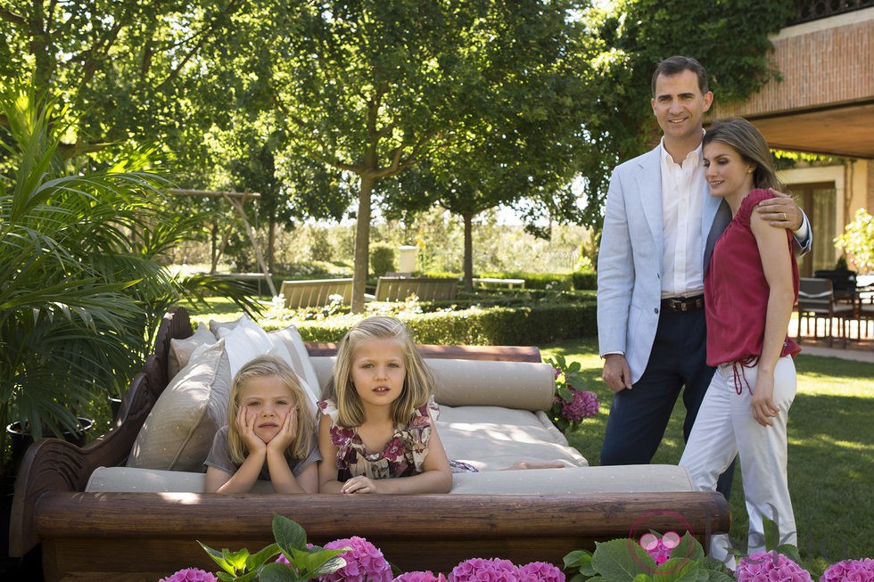Los Príncipes de Asturias posan con sus hijas en el jardín de casa