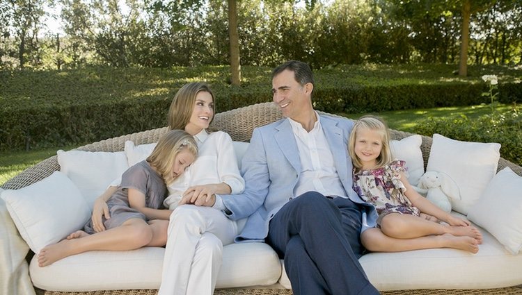 Los Príncipes Felipe y Letizia con Leonor y Sofía en el sofá del jardín