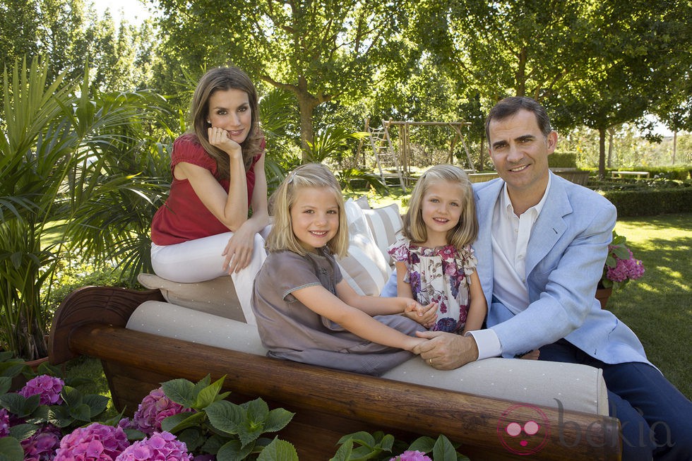 Los entonces Príncipes de Asturias y sus hijas Leonor y Sofía posan sonrientes en el jardín de casa