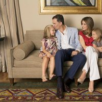 Letizia Ortiz, Felipe de Borbón y sus hijas Sofía y Leonor posan en casa