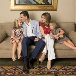 Letizia Ortiz, Felipe de Borbón y sus hijas Sofía y Leonor posan en casa