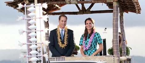 Los Duques de Cambridge subidos a un 'descapotable' en Islas Salomón