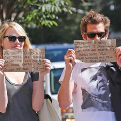 Emma Stone y Andrew Garfield sorprenden a los paparazzi con carteles solidario