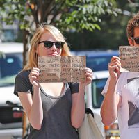 Emma Stone y Andrew Garfield sorprenden a los paparazzi con carteles solidario