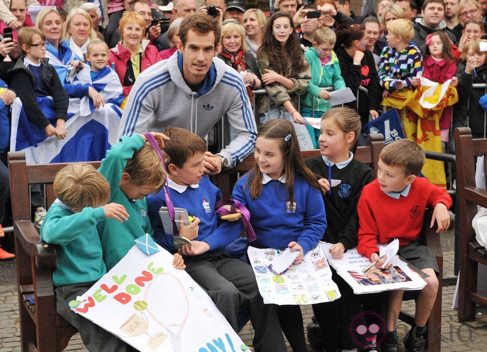 Andy Murray recibe los regalos de los niños en su ciudad natal