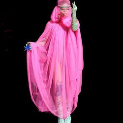 Lady Gaga desfila para Philip Treacy en la Semana de la Moda de Londres primavera/verano 2013