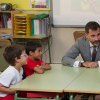 El Príncipe Felipe con unos niños en la apertura del Curso Escolar 2012/2013