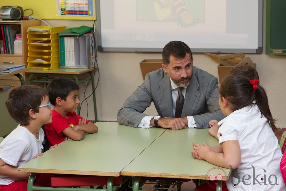 El Príncipe Felipe con unos niños en la apertura del Curso Escolar 2012/2013