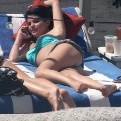 Selena Gomez hablando por el móvil en bikini en Miami