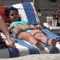 Selena Gomez toma el sol en bikini en Miami