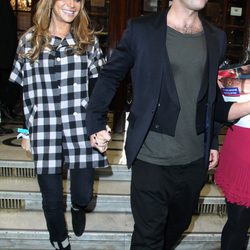 Robbie Williams con su mujer Ayda Field en Londres