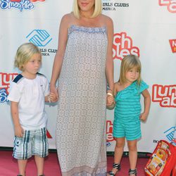 Tori Spelling con sus dos hijos Liam y Stella
