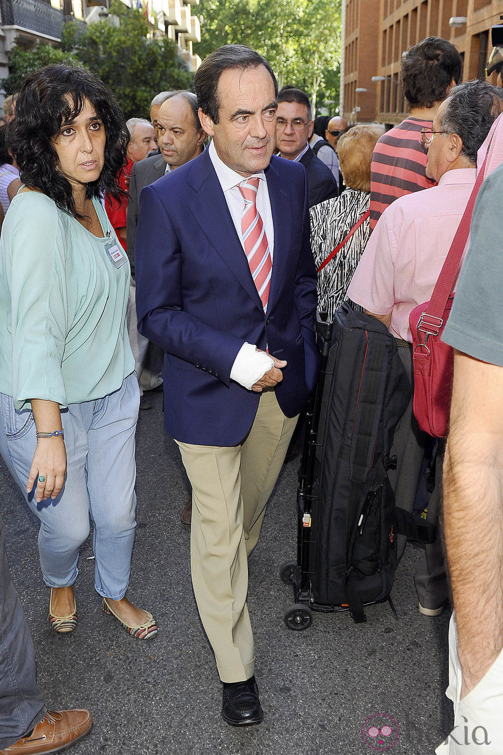 José Bono en la capilla ardiente de Santiago Carrillo