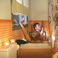 Cameo de Luis Larrodera en 'La que se avecina' en la bañera con Cristina Castaño