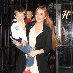 Lindsay Lohan con un niño en brazos