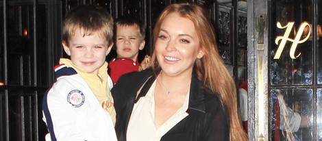 Lindsay Lohan con un niño en brazos