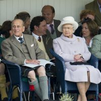 El Duque de Edimburgo con falda escocesa y la Reina Isabel II