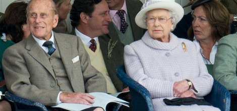 El Duque de Edimburgo con falda escocesa y la Reina Isabel II
