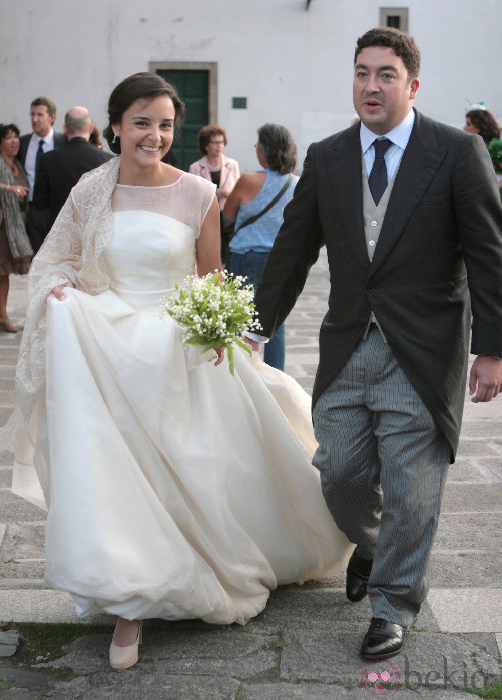 Alberto Ruiz Gallardón Utrera y María Teresa Touriñán Morandeira tras casarse en Santiago