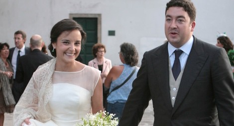 Alberto Ruiz Gallardón Utrera y María Teresa Touriñán Morandeira tras casarse en Santiago