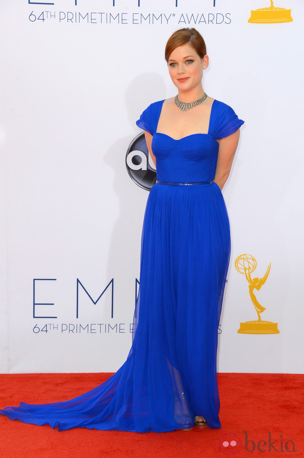 Jane Levy en la alfombra roja de los Emmy 2012