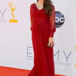 Mayim Bialik en la alfombra roja de los Emmy 2012
