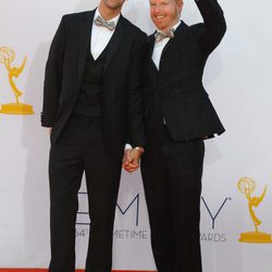 Justin Mikita y Jesse Tyler Ferguson en la alfombra roja los Emmy 2012