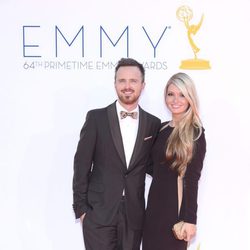 Aaron Paul y Lauren Parsekian en la alfombra roja de los Emmy 2012
