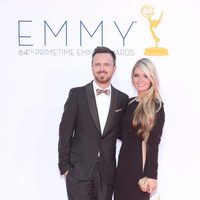 Aaron Paul y Lauren Parsekian en la alfombra roja de los Emmy 2012