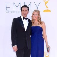 Jon Hamm y Jennifer Westfeldt en la alfombra roja de los Emmy 2012