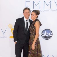 Seth Meyers y Alexi Ashe en la alfombra roja de los Emmy 2012