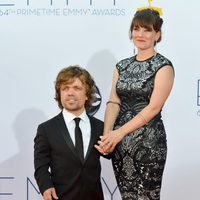 Peter Dinklage y Erica Schmidt en la alfombra roja de los Emmy 2012