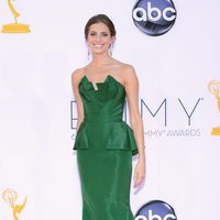 Allison Williams en la alfombra roja de los Emmy 2012
