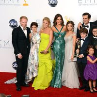 El reparto de 'Modern Family' posando con sus Premios Emmy 2012