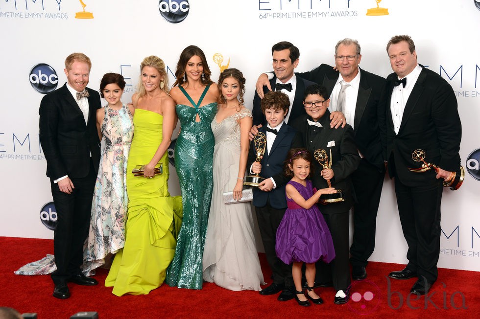 El reparto de 'Modern Family' posando con sus Premios Emmy 2012