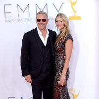 Kevin Costner y Christine Baumgartner en los Emmy 2012