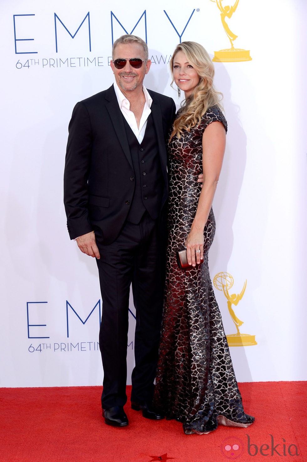 Kevin Costner y Christine Baumgartner en los Emmy 2012